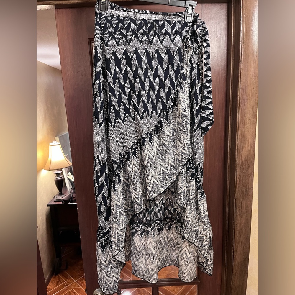 Hommage Size Small Black and White High Low Wrap Skirt